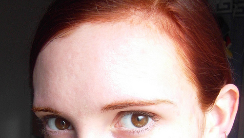 Naturally Dye Your Eyebrows With Henna