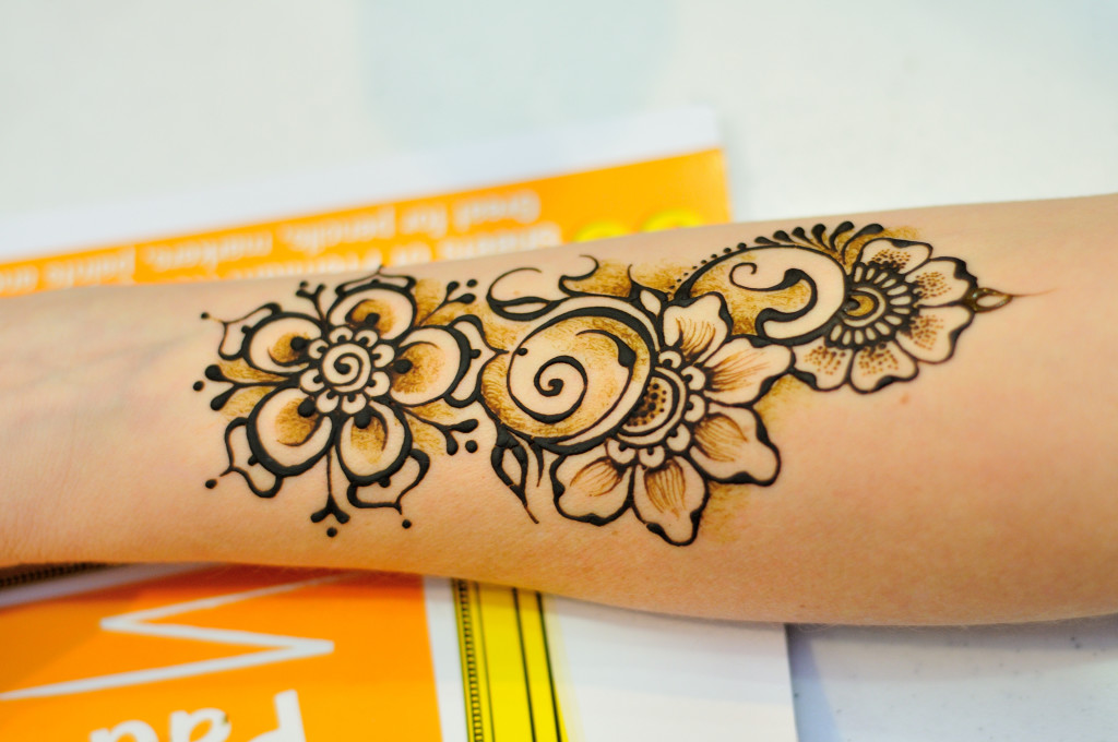 Close up Debi floral arm shaded shading Debi henna crone applying henna tattoo flower arm chai sooq baltimore classes class workshop
